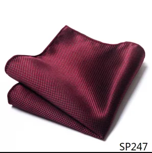 Gedetailleerd overzicht van bordeaux gestructureerd pochet, elegant heren accessoire.