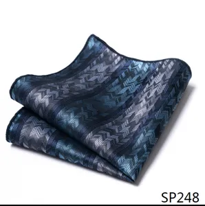 Heren blauw gestreepte pochet zakdoek pak accessoire detailweergave elegant klassiek ontwerp.