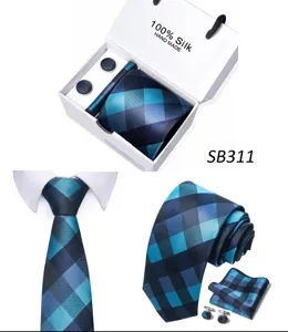 Professionele luxe set blauwe geruite zijden das pochet en manchetknopen detailweergave