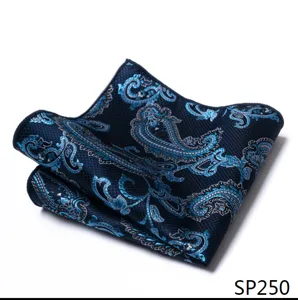 Gedetailleerd uitzicht op een stijlvol blauw paisley pochet voor heren, fijne textuur.