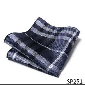 Klassiek geruit pochet voor heren stijlvol pak zakdoek accessoire detail opname.