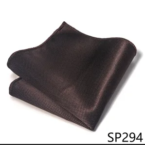 Pañuelo de bolsillo marrón oscuro clásico para traje de hombre accesorio elegante.