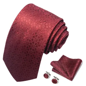 Detail van bordeauxkleurige jacquard herenstropdas set met pochet en bijpassende manchetknopen.