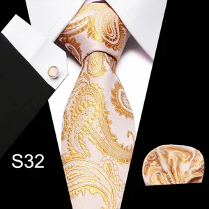 Detailopname van elegante roze-gouden paisley zijden das en pochet set accessoires.