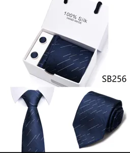 Gedetailleerd overzicht van donkerblauwe zijden stropdas set met geschenkdoos en manchetknopjes.