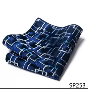 Gedetailleerd overzicht van blauw geometrisch patroon pocket square pak accessoire.