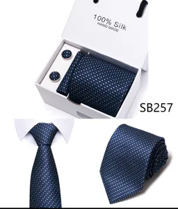 Gedetailleerd overzicht van de elegante blauwe jacquard das set met bijpassende manchetknopen.