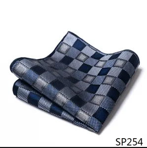 Detailweergave van een stijlvolle blauw en grijze geruite pochet voor heren kostuum.