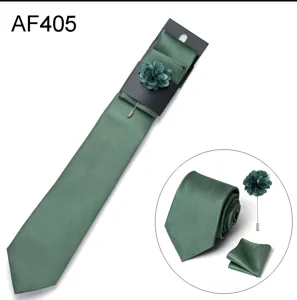 Set cravatta verde tinta unita da uomo con fazzoletto da taschino e fiore per matrimonio.