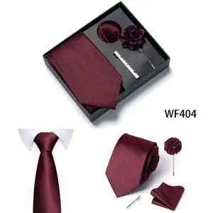 Set cravatta da uomo bordeaux, include cravatta in tinta unita, fazzoletto, fiore e fermacravatta.