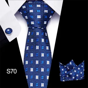 Gedetailleerd overzicht van een luxe blauwe geometrische stropdas set met pochet