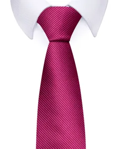Nahaufnahme Detail der magentafarbenen feingestreiften Herren Krawatte Kragen Business Stil.
