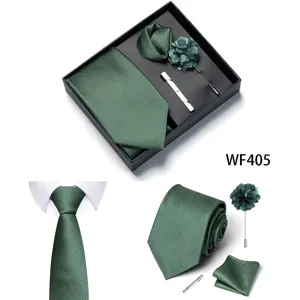 Set cravatta verde con fazzietto fiore da risvolto e fermacravatta vista dettagliata
