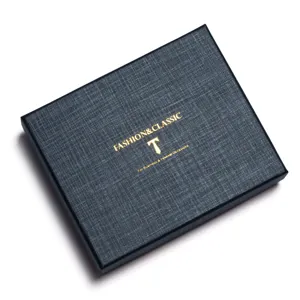 Dettaglio della confezione regalo scura texturizzata, imballaggio per accessori.