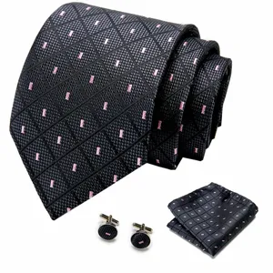 Heren stropdassenset met ruitjespatroon, pochet en bijpassende manchetknopen voor formele outfits.