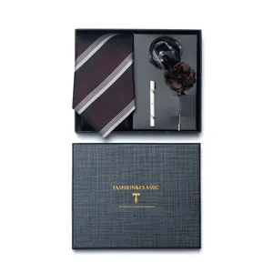 Vista dettagliata di un set regalo con cravatta da uomo classica e accessori coordinati.