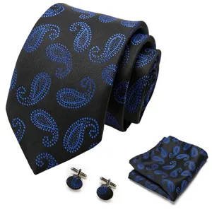 Detail van zwart en blauw paisley das set met bijpassende pochet en manchetknopen.