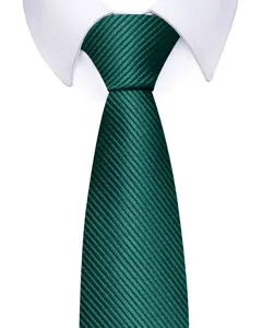 Klassische grüne Krawatte mit feinen diagonalen Streifen für Business und Hochzeiten.