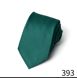 Detailaufnahme einer unifarbenen, dunkelgrünen Krawatte für Herren, ideal für Business und Hochzeit.