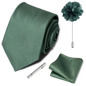 Set cravatta verde salvia da uomo con fazzoletto da taschino fiore e fermacravatta matrimonio.