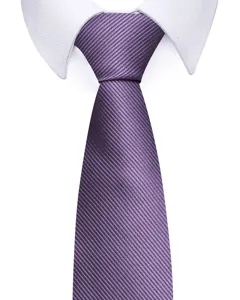 Detailaufnahme einer violetten Feintwill-Krawatte, klassische Herren Business-Mode mit Struktur.