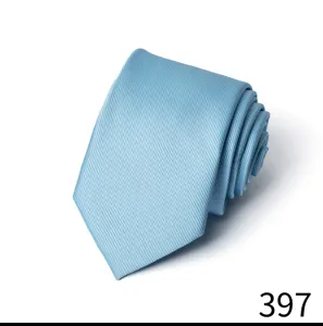 Hellblaue fein gerippte gerollte Krawatte Nahaufnahme, elegantes Business Accessoire.