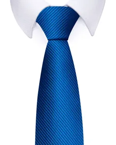 Klassische blaue Krawatte Detailansicht, feiner Köper-Stoff für Business und formelle Anlässe.