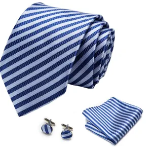 Detail van blauw-witte gestreepte stropdassenset, inclusief bijpassend pochet en manchetknopen.