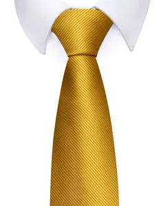 Detailaufnahme einer goldenen Krawatte mit feiner diagonaler Streifenstruktur und feinem Knoten.