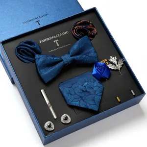 Luxe herenaccessoires cadeaupakket met bloemige vlinderdas, manchetknopen en stijlvolle stropdasclip.