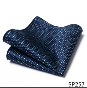 Detail van de blauwe heren pochet met geometrisch patroon voor een stijlvol formeel kostuum.