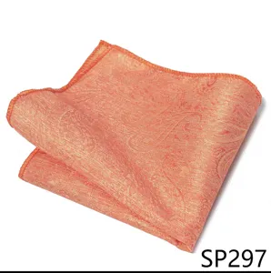 Primer plano de la pochette de traje para hombre paisley naranja accesorio detalle