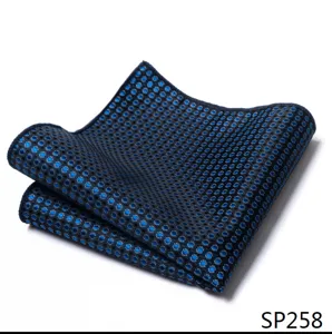 Gedetailleerde foto van een stijlvol donkerblauw heren pochet met blauwe stippen voor pak.