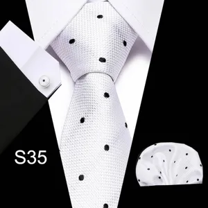 Klassieke witte heren stropdas set met zwarte stippen, elegant voor formele zakelijke gelegenheden.