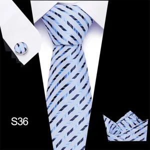 Stijlvolle blauwe stropdas set voor heren met bijpassend pochet en elegante manchetknopen.