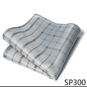 Primer plano detallado de un elegante pañuelo de bolsillo para hombre a cuadros grises y azules.