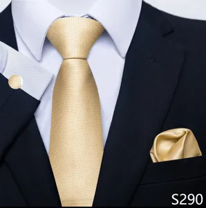 Detailopname van champagne gouden jacquard stropdas, pochet en manchetknopen accessoire.
