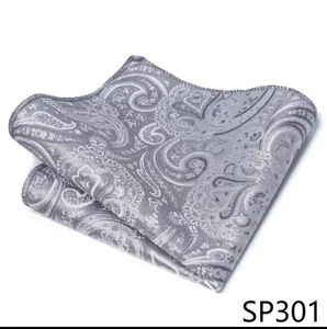 Vista detallada de pañuelo de bolsillo paisley gris, tela de calidad, borde enrollado fino.