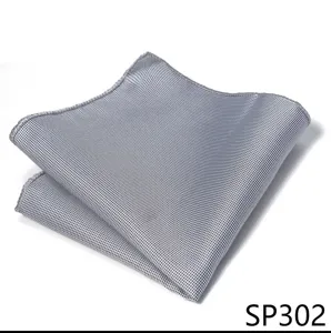Detalle de pañuelo de bolsillo para hombre a cuadros grises, elegante accesorio.