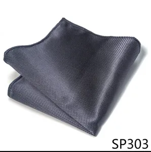 Detalle de panuelo de bolsillo para hombre gris oscuro texturizado, elegante para bodas.
