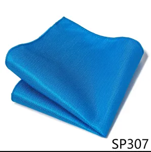 Primer plano detallado de un pañuelo de bolsillo azul brillante para hombre con textura.