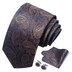 Gedetailleerd aanzicht van de blauwe koperkleurige paisley stropdas en manchetknopen set.