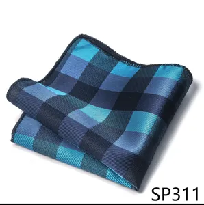 Detalle de panuelo de bolsillo de cuadros azules, tela clasica para traje de hombre.