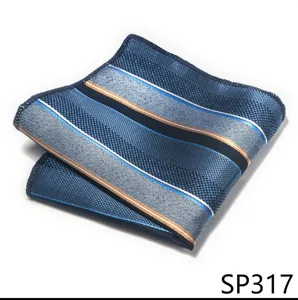 Vista detallada de pañuelo de bolsillo azul a rayas para hombre, elegante textura de tela.