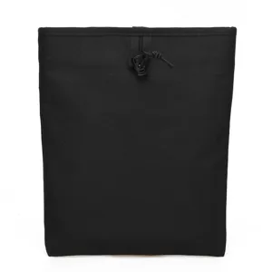 Tactisch nutstasje detailweergave, zwarte duurzame stoffen tas met trekkoordvergrendeling.