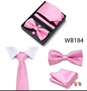 Vue détaillée du coffret cadeau cravate nœud papillon boutons de manchette rose.