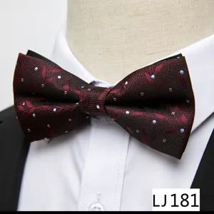 Détail de nœud papillon jacquard feuilles bordeaux, montrant un tissu rétro et pois bleus.