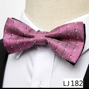 Nœud papillon jacquard homme vue détaillée, design motif rose élégant pour fête mariage.