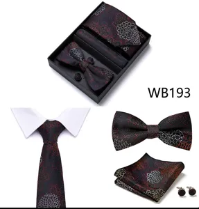 Vue détaillée du coffret cadeau cravate, nœud papillon, pochette et boutons de manchette.