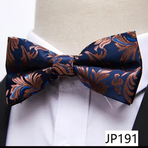 Gros plan du noeud papillon jacquard vintage avec motif de feuilles pour tenue formelle